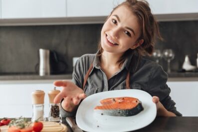 Noor tüdruk forellipihviga